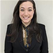 Docente di latino e greco impartisce lezioni a studenti in difficoltà con la traduzione di versioni in latino e greco e l'analisi